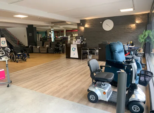 Showroom Cap Médical Santé avec fauteuils et matériel médical