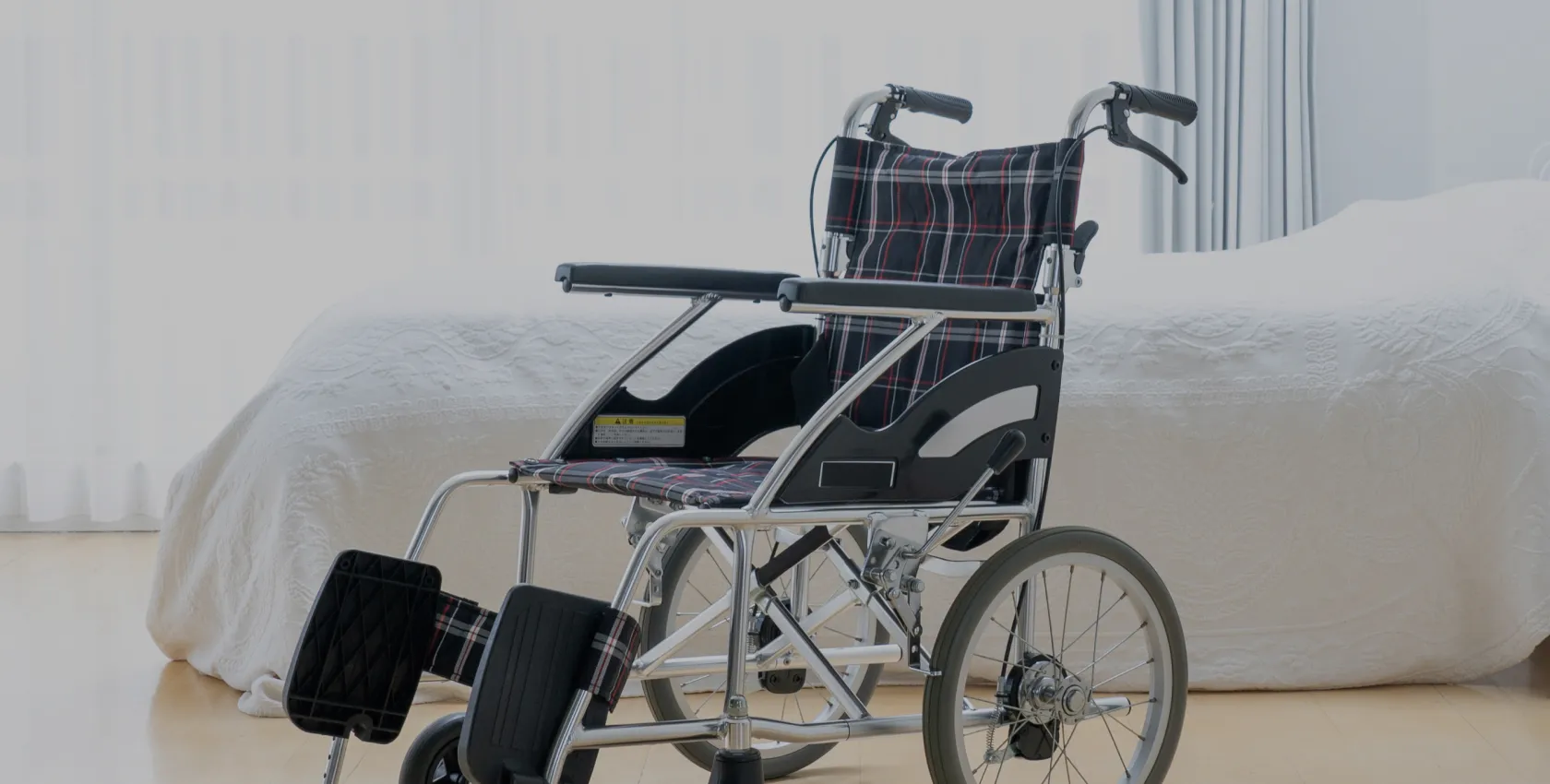 Fauteuil roulant médicalisé dans une chambre
